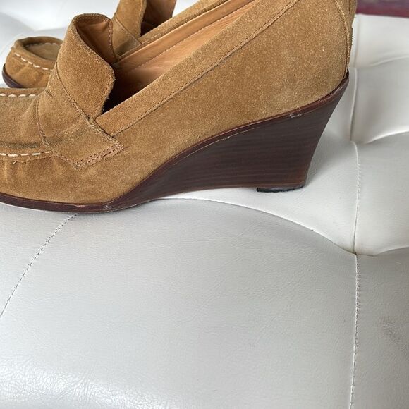 Super cute suede Michael Kors wedge. - Picture 4 of 6